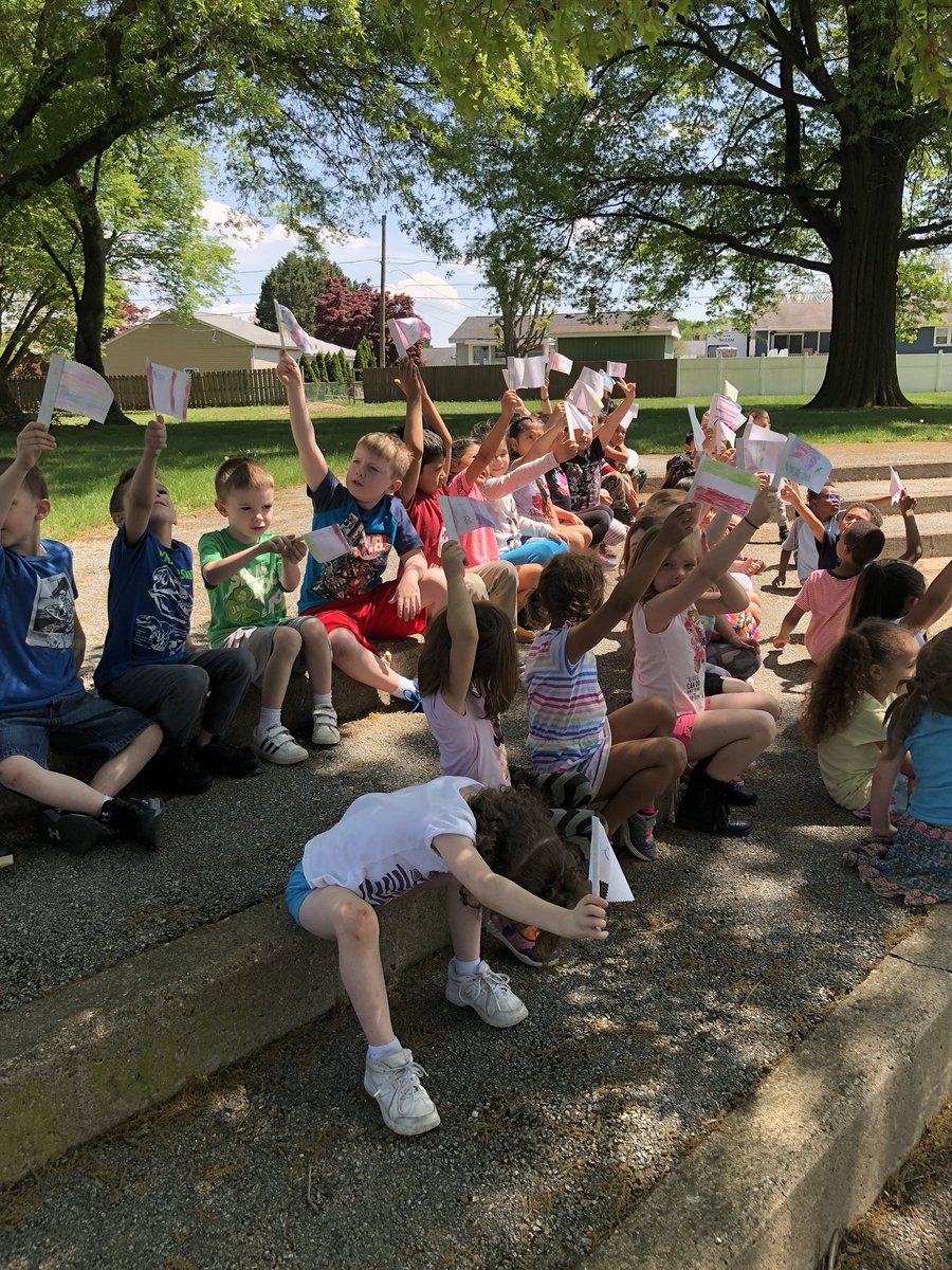 QuinonesKinder's tweet photo. Exploring how flags help us determine wind speed! @mayaaldas #marbrookimmersion https://t.co/qjti0JqQa4