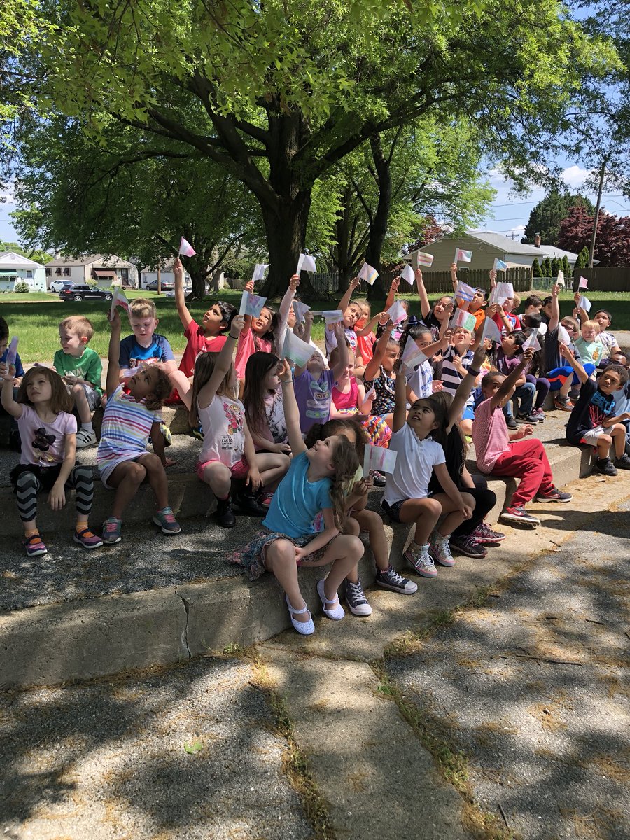 QuinonesKinder's tweet photo. Exploring how flags help us determine wind speed! @mayaaldas #marbrookimmersion https://t.co/qjti0JqQa4