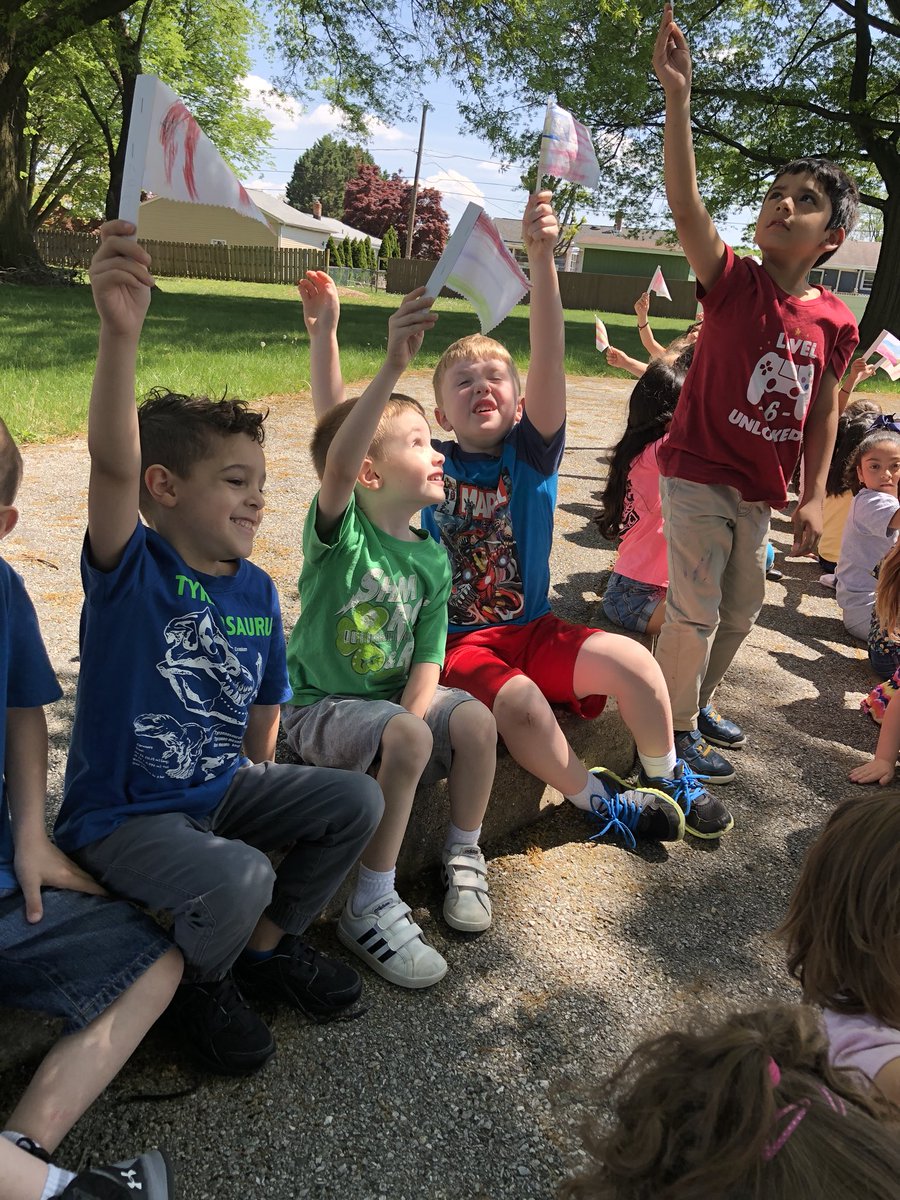 QuinonesKinder's tweet photo. Exploring how flags help us determine wind speed! @mayaaldas #marbrookimmersion https://t.co/qjti0JqQa4