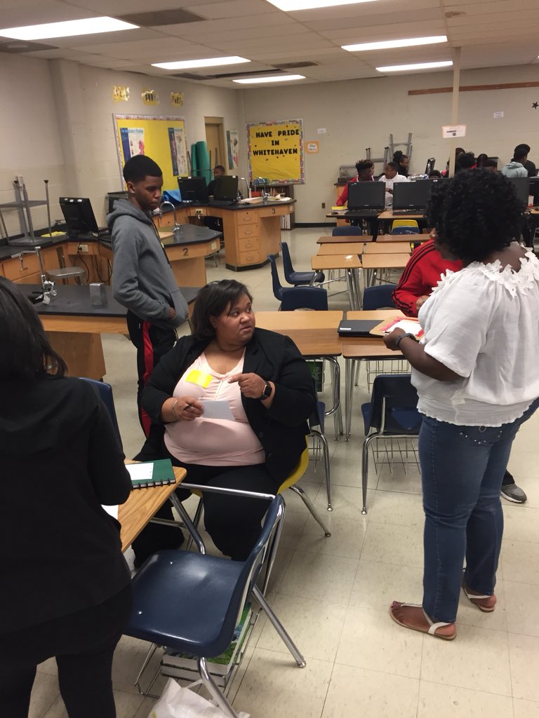 alexfelizmd's tweet photo. Center for Health Equity at Le Bonheur docs Cynthia Cross, Nico West and myself offering mentorship and life lessons to Whitehaven HS students. Starting community engagement. #CHELB #UTHSC #lebonheurproud https://t.co/QO8JIjm8XH