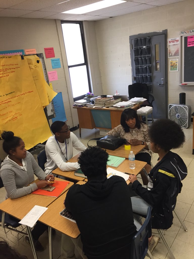 alexfelizmd's tweet photo. Center for Health Equity at Le Bonheur docs Cynthia Cross, Nico West and myself offering mentorship and life lessons to Whitehaven HS students. Starting community engagement. #CHELB #UTHSC #lebonheurproud https://t.co/QO8JIjm8XH