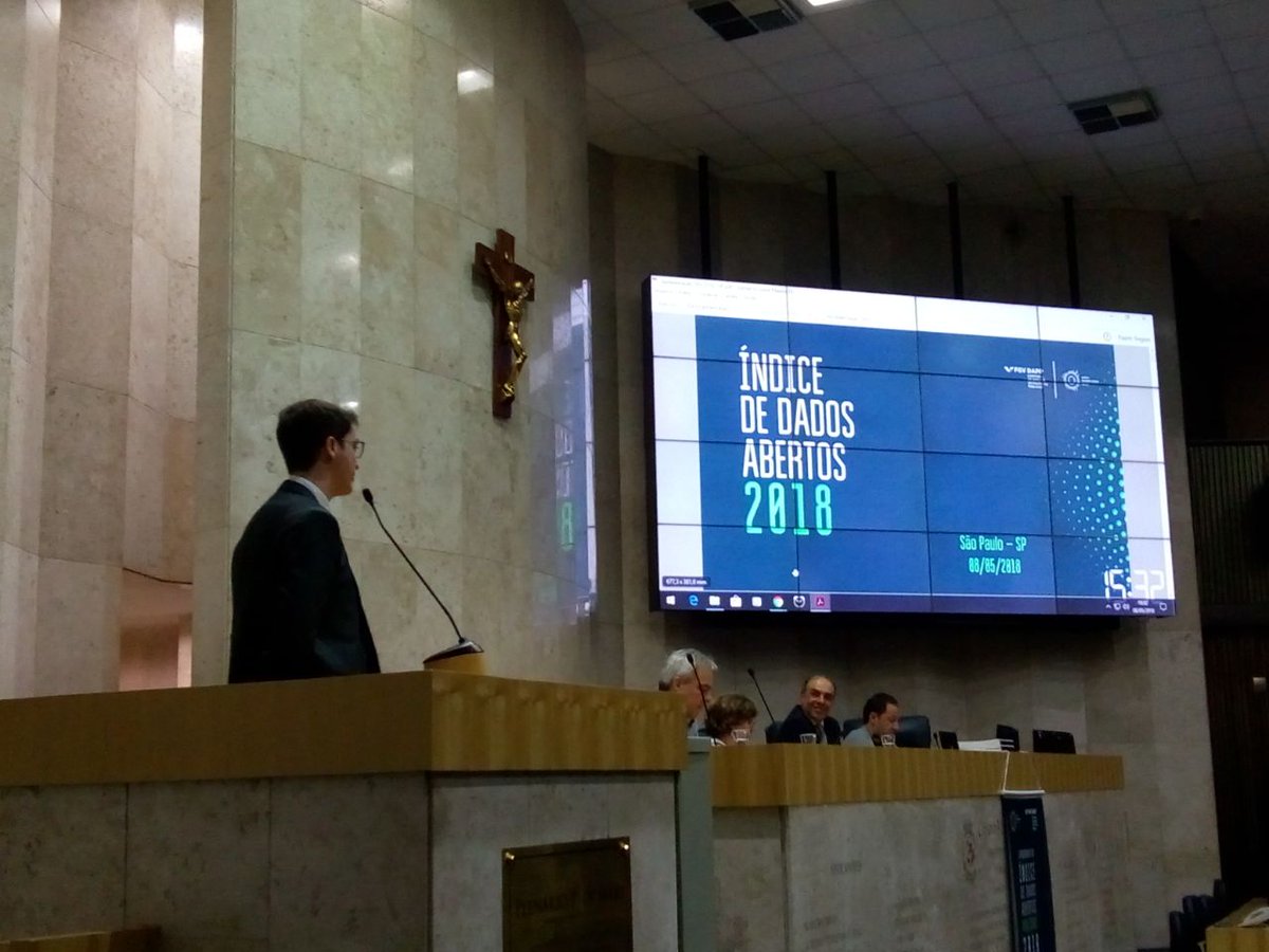 DAPP_Lab's tweet photo. Pesquisador da @fgvdapp Wagner Oliveira apresenta os resultados do #ODI2018 em evento no plenário da @camarasaopaulo #dadosabertos #opendata. Para ler a íntegra do relatório, acesse 👉 https://t.co/AGxKOc4mG9 https://t.co/xuQTA3n8xt