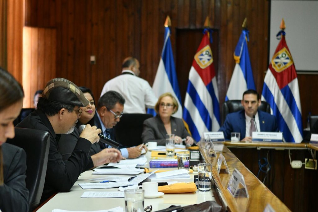 emuyshondt's tweet photo. Hoy llevamos a cabo la segunda sesión de Concejo, donde seguimos haciendo nombramientos y sentamos las bases de los primeros proyectos de la gestión.
#SSesTuyo #ElCambioPositivo https://t.co/k8pf7GSmmt