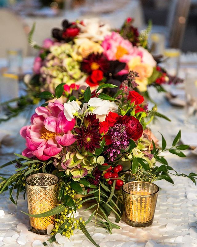 Just a pop of color... Las Vegas Wedding Planner <a href="/andreaeppolito/">Andrea Eppolito</a> 
Photo @haleyshandrophoto 
Decor <a href="/dbdweddings/">DBD Weddings</a> 
Venue <a href="/fslasvegas/">Four Seasons Vegas</a> ift.tt/2KNYXQa
