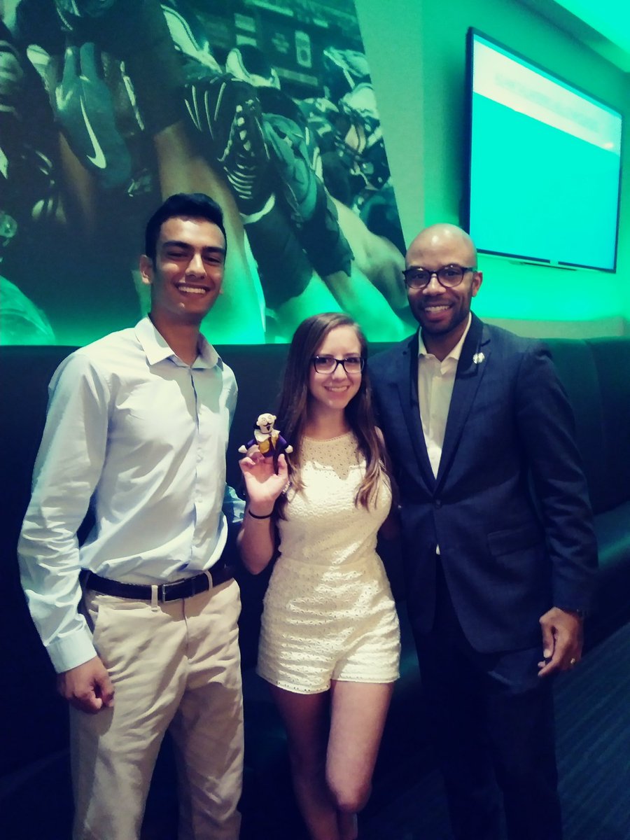 msgammie's tweet photo. The @HMHSLEO Club loves their partnership with the Adam Taliaferro Foundation! Great afternoon celebrating the work this awesome charity does to support victims of spinal cord injuries. Special appearance by #PuppetShakespeare with @Tali43 https://t.co/dGv5RCbdsk