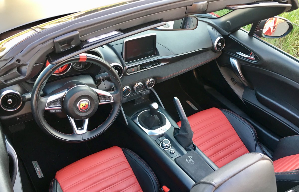GdenAantrekker's tweet photo. Dat je dealer #Vaneman #AlfaRomeo, als je eigen auto twee dagen in onderhoud moet, zegt: neem deze lekker. En lekker ís ze, de Abarth 124 Spider #thelegend https://t.co/ecLd1dV7fV