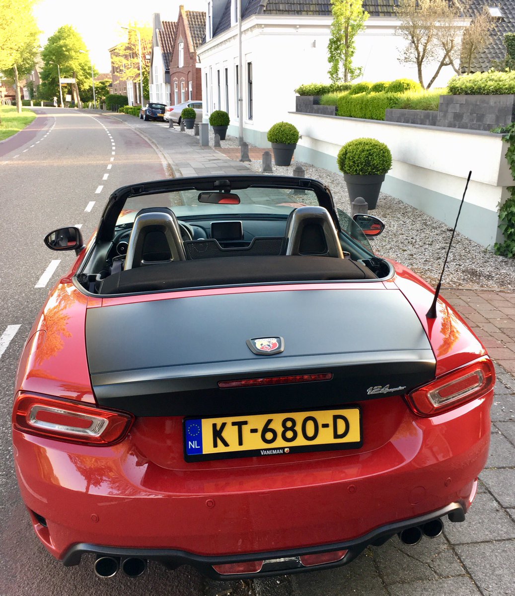 GdenAantrekker's tweet photo. Dat je dealer #Vaneman #AlfaRomeo, als je eigen auto twee dagen in onderhoud moet, zegt: neem deze lekker. En lekker ís ze, de Abarth 124 Spider #thelegend https://t.co/ecLd1dV7fV