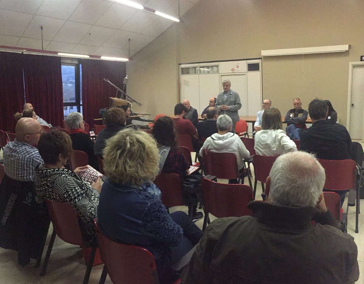MouvVdA's tweet photo. A #Pollein a discutere di #Autonomia Bisogna ridare #dignità alla #ValledAosta mortificata da politiche locali sbagliate. #Roma , invece, deve smettere di chiedere fondi per il risanamento del bilancio statale. Necessario agire con altre autonomie e ottenere un seggio in #Europa https://t.co/0RrOUhHmh6