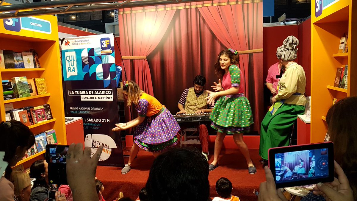 Municipalidad3F's tweet photo. FERIA INTERNACIONAL DEL LIBRO DE BUENOS AIRES: #AHORA nuestro #Stand425 del #PabellónAzul está repleto de gente. Vení a la Avenida #SantaFe y #Sarmiento, #Palermo. Te esperamos. https://t.co/vI8eJmRbtE