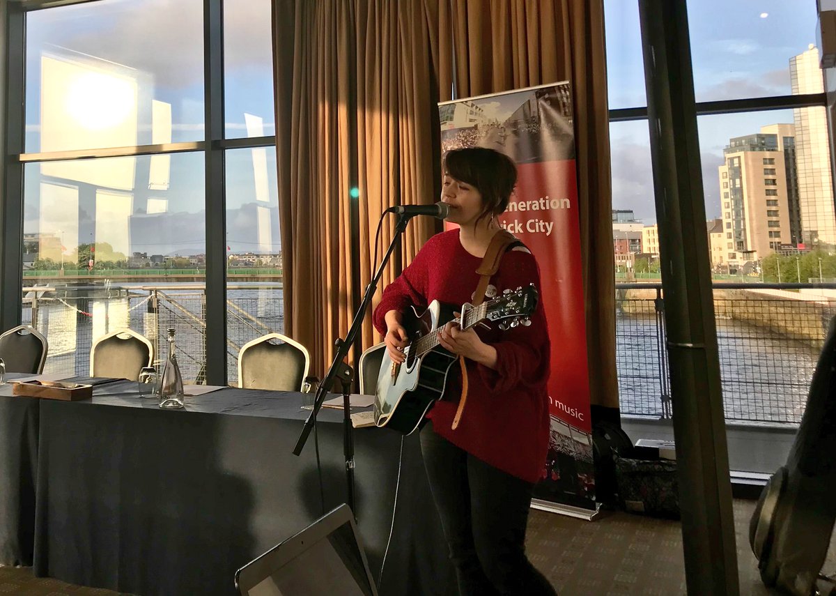 <a href="/ELangfordMusic/">Emma Langford</a> kicking off proceeding at tonight <a href="/LimerickLoves/">LimerickLovesMusic</a> <a href="/FMC_Ireland/">First Music Contact</a> at <a href="/ClaytonLimerick/">Clayton Limerick</a>