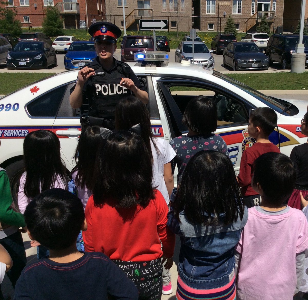 KinderR134's tweet photo. Yesterday we met Officer Jen and learned about her job. We even walked inside her police car. @BeckettFarmPS https://t.co/8tekpSngsL
