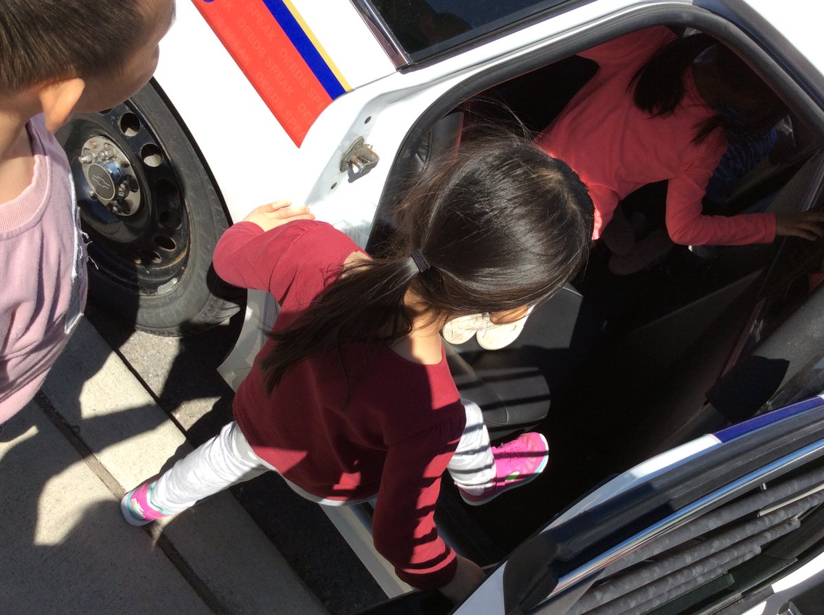 KinderR134's tweet photo. Yesterday we met Officer Jen and learned about her job. We even walked inside her police car. @BeckettFarmPS https://t.co/8tekpSngsL