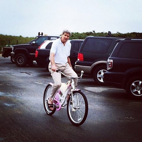 c_Agarn's tweet photo. Kerry spotted trying to get out of Iran...❄ 💩👌 #KERRYLOGANACT https://t.co/9LZ2wT0tgN