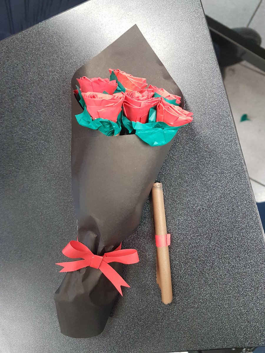 alsg98's tweet photo. Un niño de mi salón no tenía dinero para comprarle un ramo de rosas a su novia y se puso a hacerle uno ❤❤❤ https://t.co/afwStffsdW