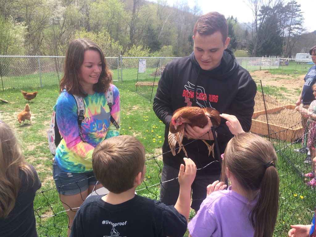 HeatherFerris10's tweet photo. @brcselem Mrs. Scott’s first grade spending time at the WEE Center with some help of high school students. @brcselem https://t.co/zuteQB9OHt