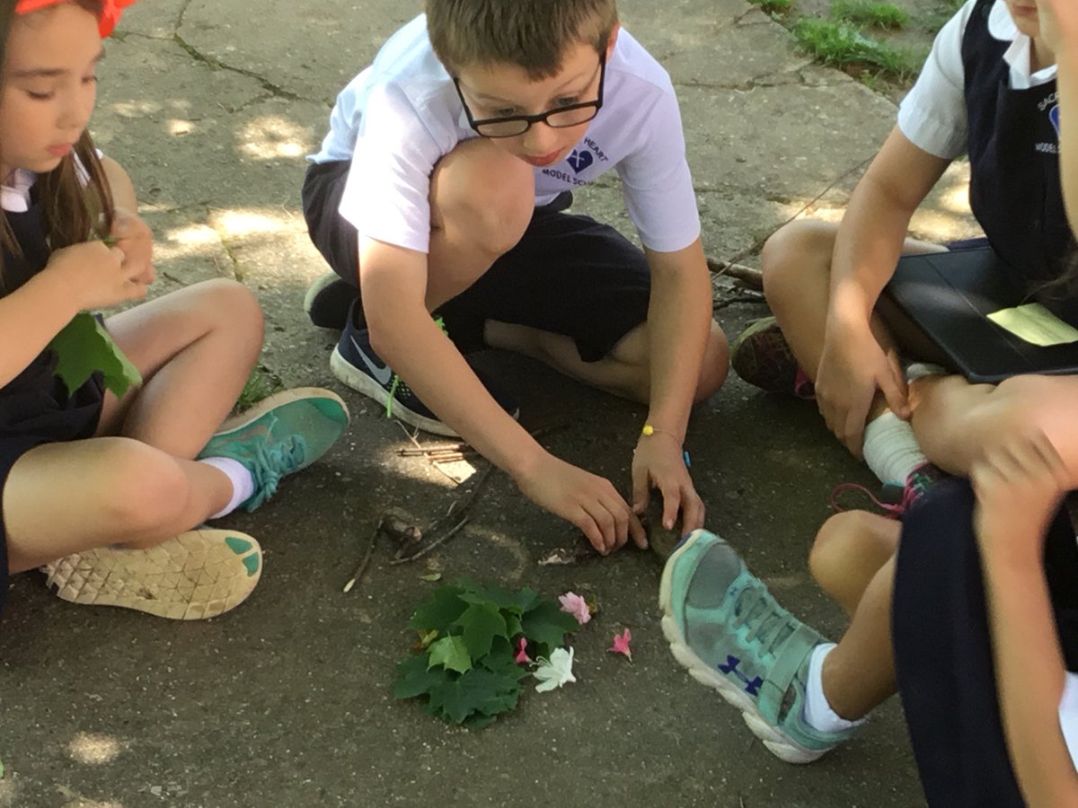 NicoleHubbs1's tweet photo. Nature is made of patterns and geometrical shapes, Level 1 students were challenged to find big and little sticks to make a nature inspired design using as many different shapes as possible. #learninginlevel1 #shmsbears #ArtisticTuesday https://t.co/nBB7kKthbf
