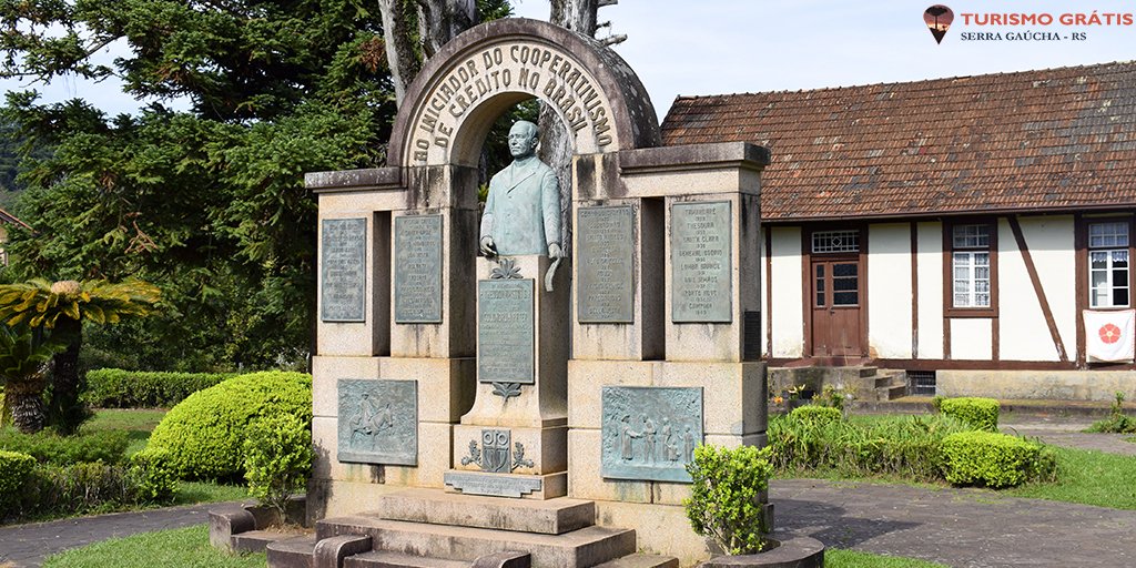 turismogratis's tweet photo. A Praça Theodor Amstad é um dos atrativos de #LinhaImperial, no interior de #NovaPetrópolis, e uma das principais referências ao surgimento do cooperativismo no Brasil. Construída em 1942 por moradores, a praça tem o monumento ao #PadreAmstad.
Foto: @francis_jonas
#turismogratis https://t.co/fzTSkRrKFo