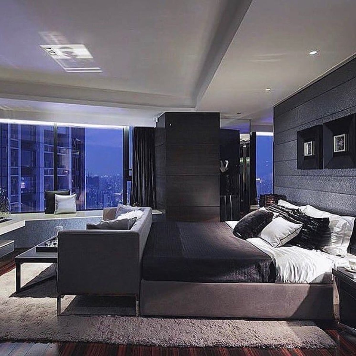 Enjoy the beauty of the city with a #glassexpanse system. 
👉🏻Follow <a href="/glassexpanse/">Glass Expanse</a> 
for more 
📷unknown
#cityviews #Skyline #luxurylifestyle #luxuryhotel