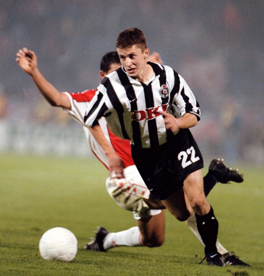 RetroPFC's tweet photo. Neću
Neću Humskom prošetati
Neću
Neću tekmu pogledati
Neću
Samo da još jednom vidim ja
Dres sa brojem
22 

#PovediLudaka #MeniJeVredan https://t.co/T3f1tT1MDw