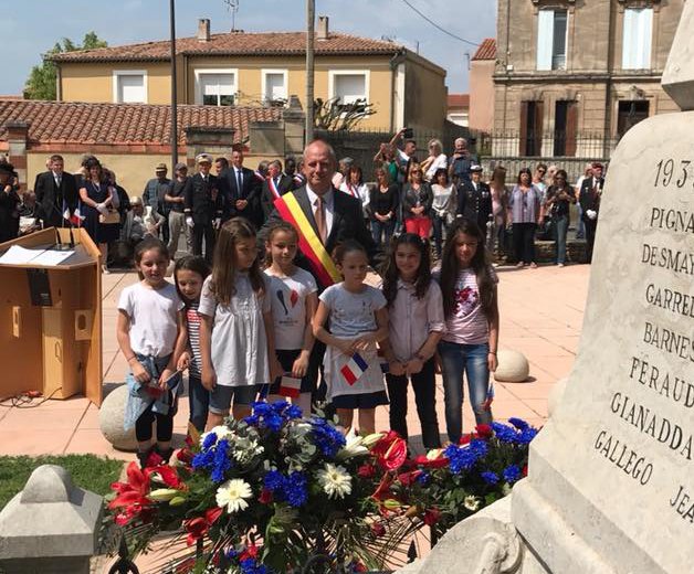 Phil_Maurizot's tweet photo. A #Fos_sur_Mer,commémoration de la victoire du 8 mai 1945, dans l'unité des générations pour perpétuer le devoir de mémoire.
Encore merci aux enfants de l'école Del Corso pour leur aide pour le dépôt de la gerbe de la #Région_Sud au nom de son Président @RenaudMuselier https://t.co/5ytV40SSKW