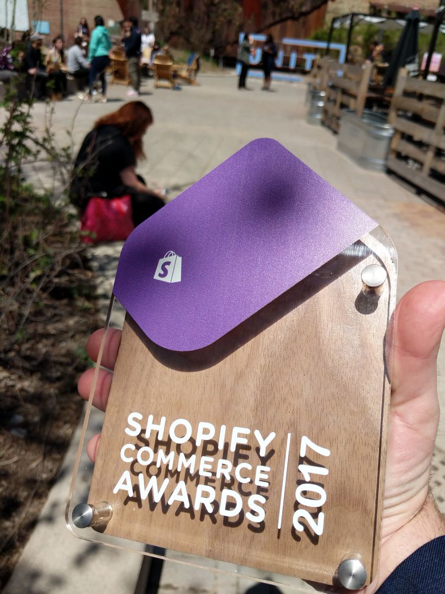 eComLifestyle's tweet image. Today at #ShopifyUnite the @ShopifyPartners recognized us for what over 8,000 students in 20+ countries already know!  #BestEcommerceCourse