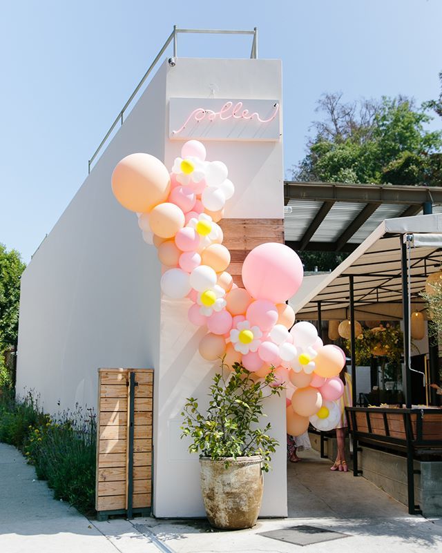 A Balloon garland with daisy baloons too?! There couldn't have been a more perfect entrance to this sweet spring brunch hosted by @gratitudecollab &amp; @studiodiy to celebrate Mother's Day! See all the fun #onIBTtoday! (Design and planning: @butfirstparty, … ift.tt/2jGCto3