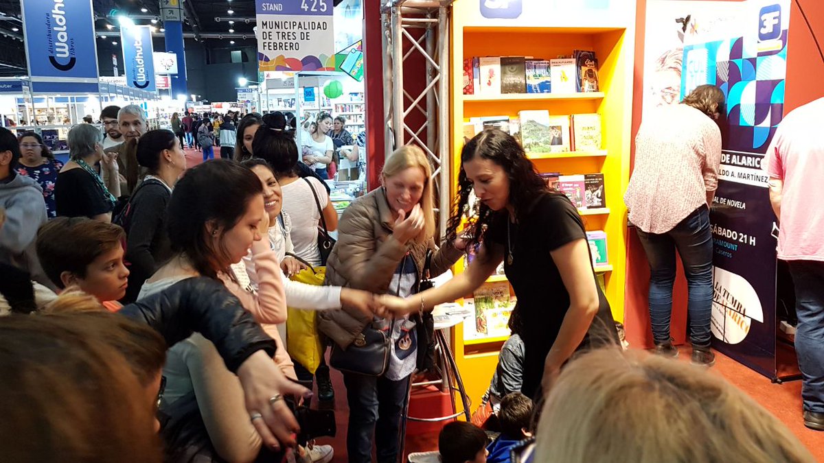 Municipalidad3F's tweet photo. FERIA INTERNACIONAL DEL LIBRO DE BUENOS AIRES: Lola y Lalo les hicieron pasar un gran momento a chicos, chicas y adultos. Todos los días hay diversas actividades en el #Stand425 del #PabellónAzul. Te esperamos en el Predio de #LaRural, Avenida #SantaFe y #Sarmiento, #Palermo. https://t.co/1tigBdDSbv