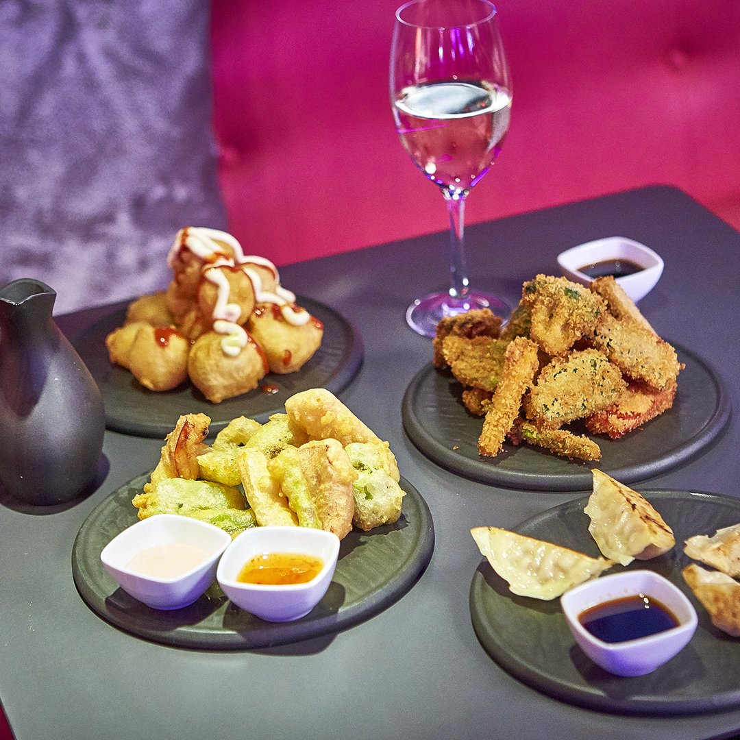misssushi's tweet photo. ¡Compartir es vivir! 🙌 Y qué mejor para compartir que unos deliciosos entrantes de #MissSushi 😋 #JapoBravas #Gyozas #Tempuras https://t.co/Li1Ejd08gZ