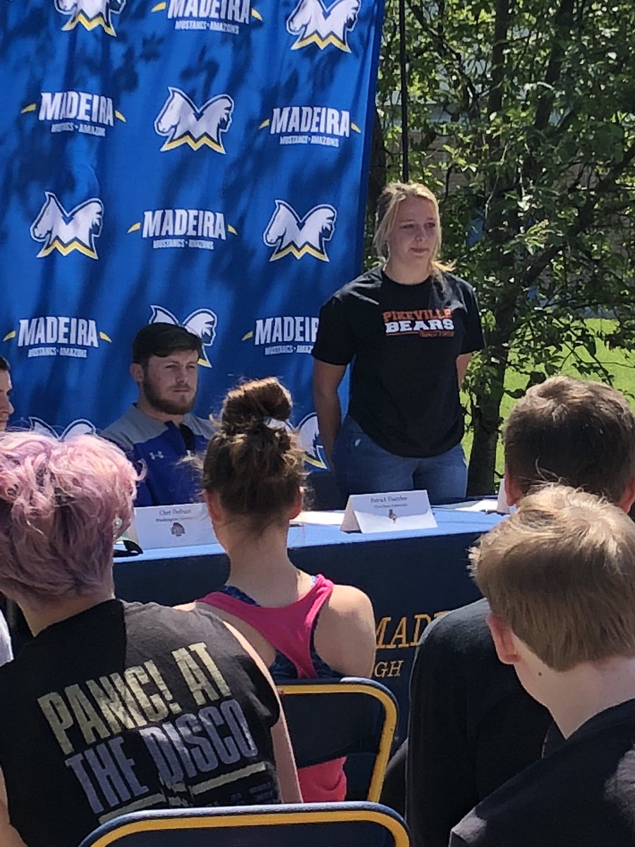 zons_sball's tweet photo. congrats to our teammate, Mary, for signing to Pikeville to play basketball!!!! https://t.co/49EiWYfUeE