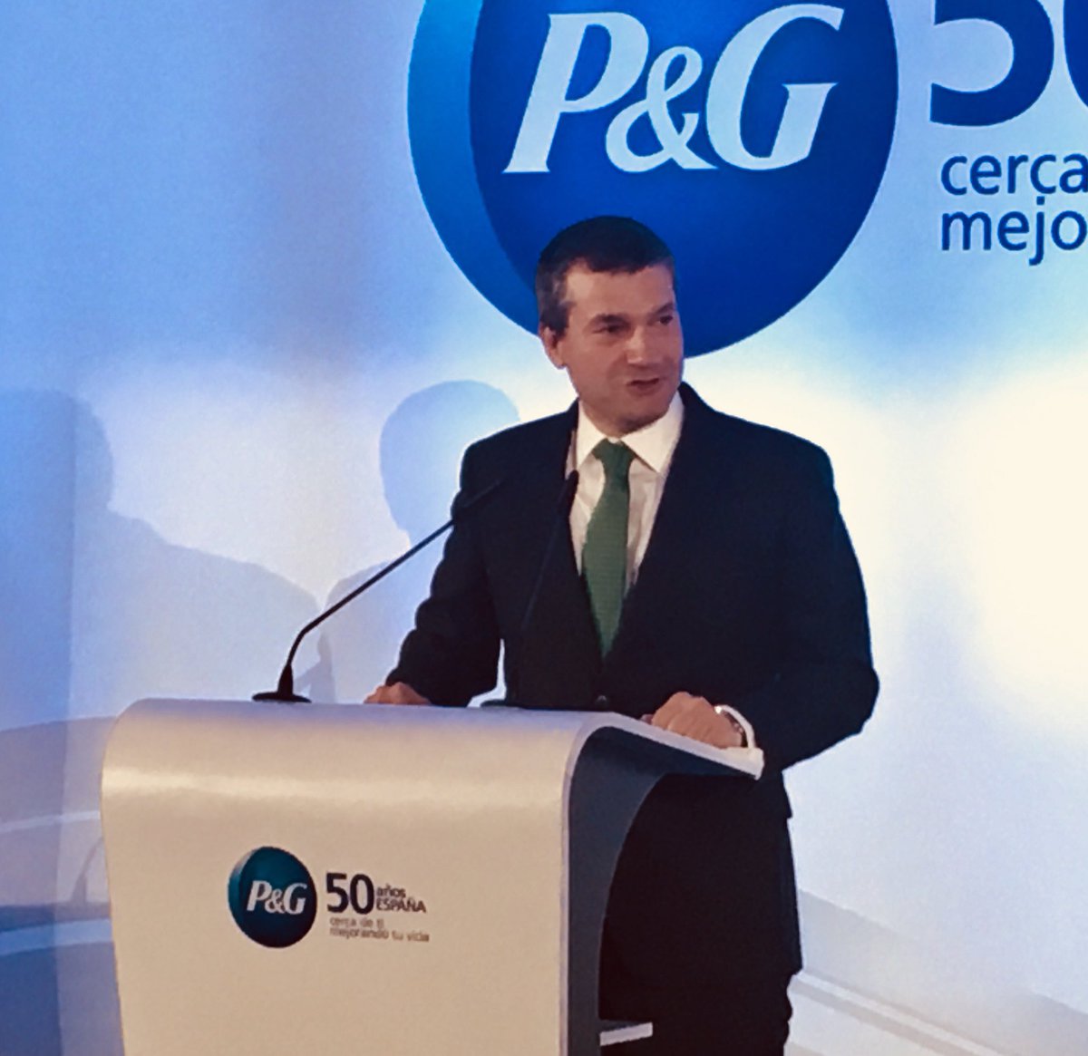 PG_Espana's tweet photo. P&amp;G conmemora su 50 aniversario en España en una gala con representantes y asociaciones relacionados con el sector. En ella, Javier Solans, Director General en España, ha destacado el recorrido de crecimiento, innovación, calidad y confianza conseguido por la empresa. #PG50años https://t.co/L9VSl7lGiP