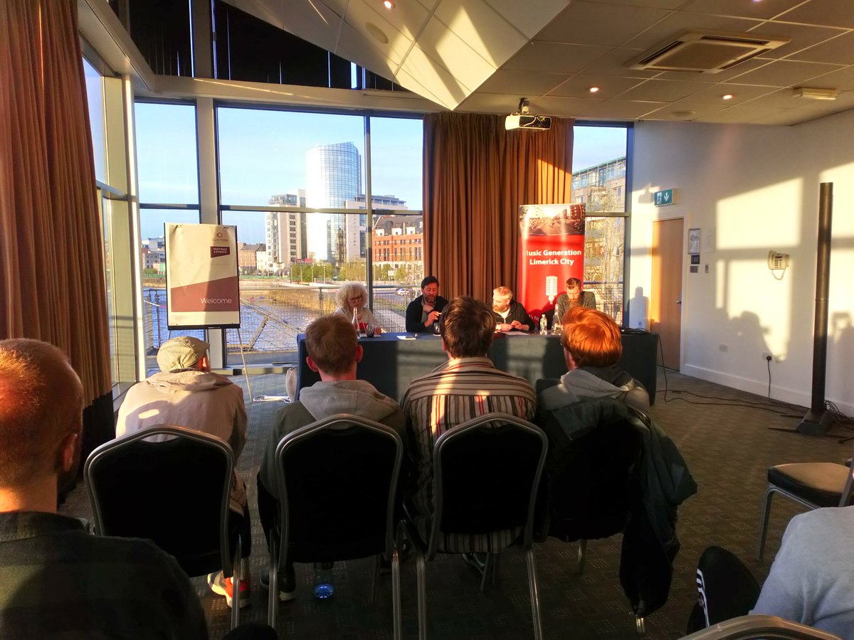 Lovely beard collection on the <a href="/LimerickLoves/">LimerickLovesMusic</a> panel - wondering if they deliberately sat in order of beard length 🤔 Angela's gonna have to work on the shmig.