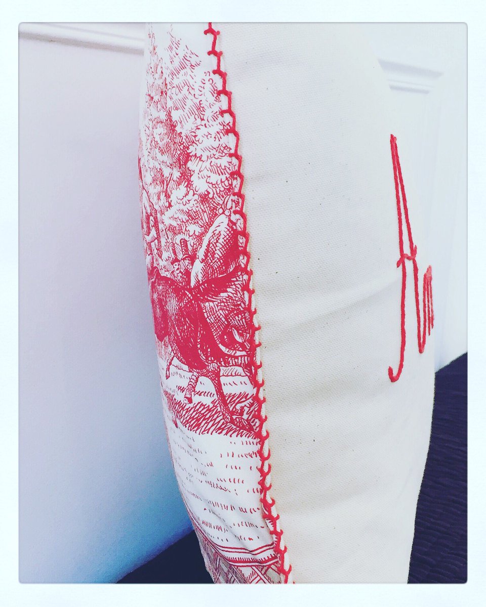store_FaCha's tweet photo. Nouvelle collection Amour coton brodé à la main - Toile de Jouy rouge - existe en toile de Jouy noir. En vente privée prochainement. #facha #dream #coussin #coussindream #venteprivee #collectionfacha https://t.co/7aUiUnQ6NU