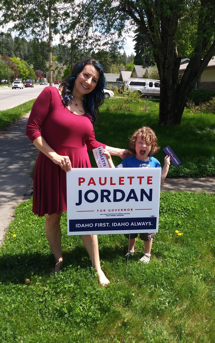 PeaceWarrior44's tweet photo. Special delivery of @PauletteEJordan signs to her excited supporters is such good medicine for the soul, so full of HOPE! Idaho, #gettothepolls #VoteWithPaulette to get Paulette thru the May 15th primary! #imwithpaulette #jordanforgovernor #EndorsedByThePeople #May15thisOurTime https://t.co/SsT7nss1nf