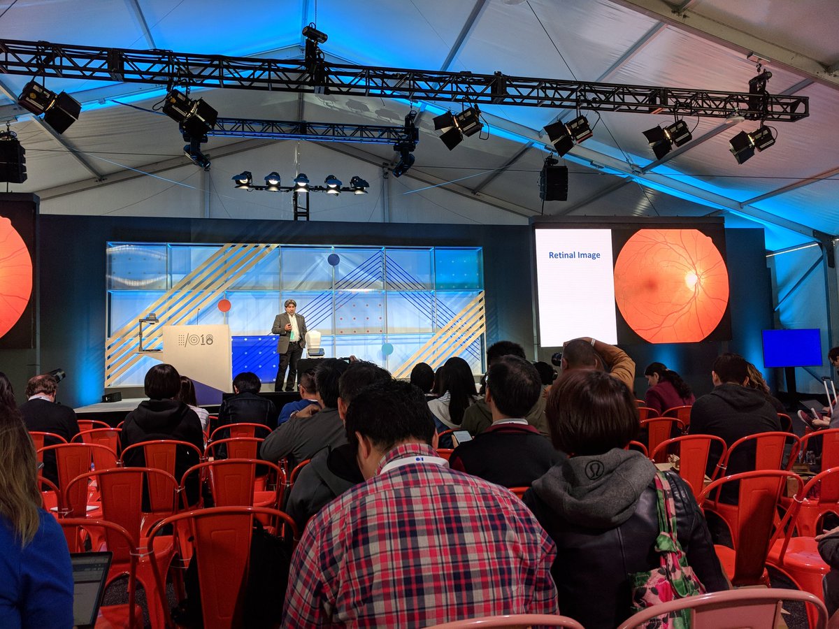 mobilenetczBlog's tweet photo. Na následující přednášce o AI rozvádí host téma ze začátku hlavní keynote o diagnostice cukrovky. Deep learning algoritmy dokáží s 90% procentní přesností určit diagnózu ze snímků sítnice. To je mnohem větší úspěšnost, než u lidských doktorů. Navíc je výsledek okamžitý. https://t.co/YMs8xt1RjG