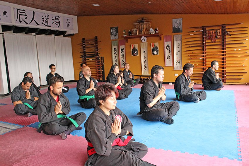 TatsujinCol's tweet photo. La práctica de las artes marciales incluye el equilibrio y la unidad mental, para lo cual debe liberarse del ego. Los ejercicios de respiración, los estiramientos y la meditación, constituyen parte de los métodos sutiles de las artes marciales, para ser un auténtico guerrero. https://t.co/oSEvYATAE5