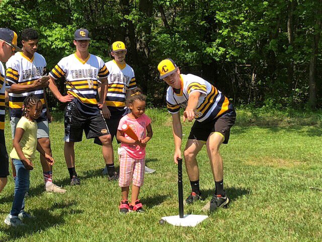 carlislechiefs's tweet photo. Our Varsity Baseball Team visited the children in the Maplewood Apartment Community to play tee-ball, share a snack and read a story together. #CarlisleCares https://t.co/fVWzkbLT9Y