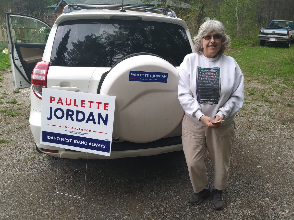 PeaceWarrior44's tweet photo. Special delivery of @PauletteEJordan signs to her excited supporters is such good medicine for the soul, so full of HOPE! Idaho, #gettothepolls #VoteWithPaulette to get Paulette thru the May 15th primary! #imwithpaulette #jordanforgovernor #EndorsedByThePeople #May15thisOurTime https://t.co/SsT7nss1nf