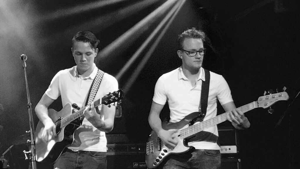 Vrij_avondcafe's tweet photo. Deze vrijdagavond zijn oa @AdVerburg en @ariedevos42 bij Ron te gast in de radiostudio van ons gezellige radiocafé om alles te vertellen over #Kudelstaart voor Kudelstaart. Verder live muziek van het duo #Ditzo (zie foto). Luister vrijdag mee via @RadioAalsmeer vanaf 21.00 uur. https://t.co/RZ6oQ7wo1m