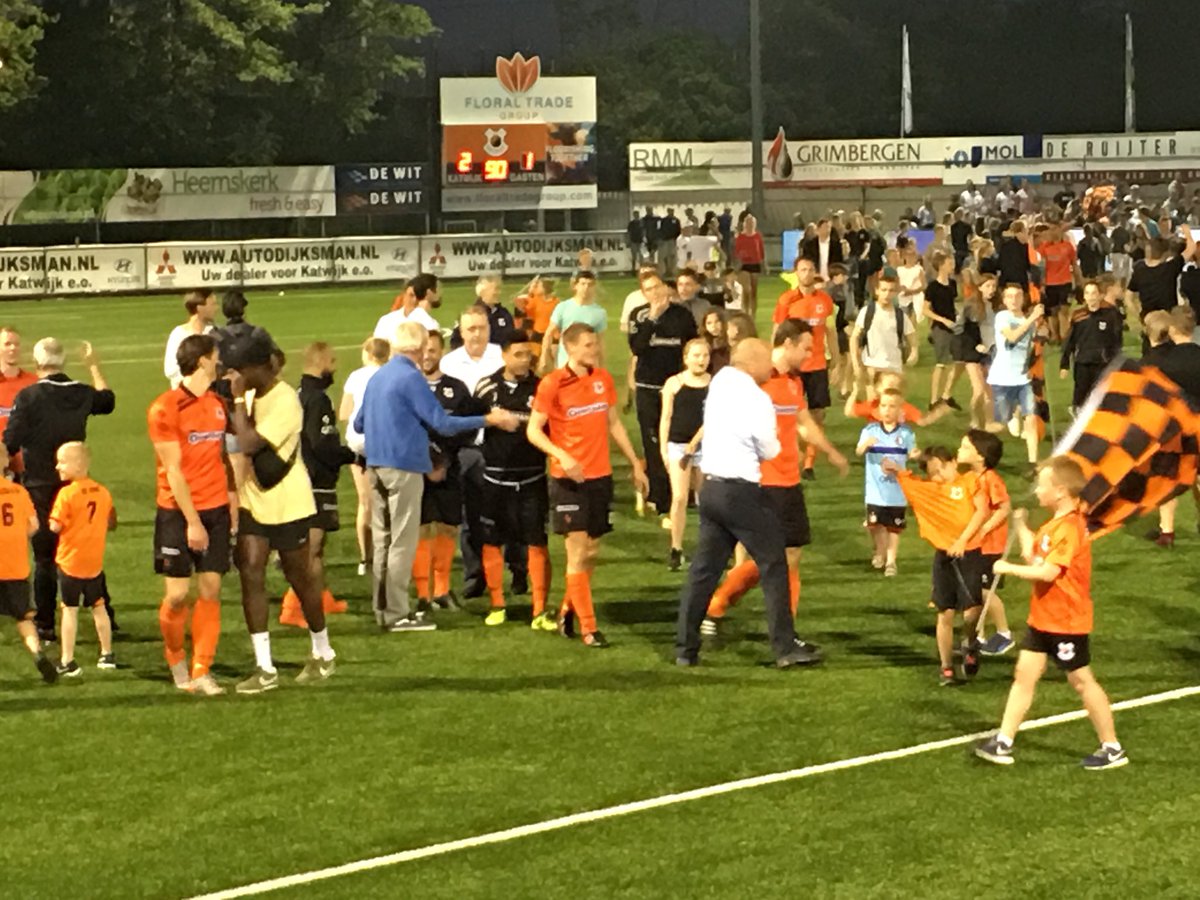 OmroepWestSport's tweet photo. Dit is mooi, de vader van de overleden teammanager Sander Molenaar feliciteert de spelers van @vvkatwijk met deze belangrijke overwinning https://t.co/LM1Dr8fgjo