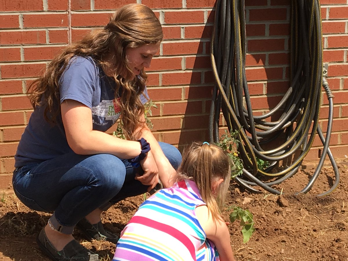 SusanMc1122's tweet photo. Thank you @WR_FFA for helping our kindergarten students plant their garden. #WRStrong https://t.co/DsUZIgSyLG