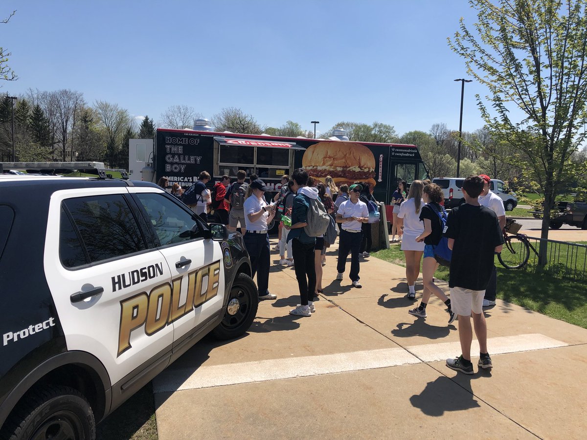 BDWilch's tweet photo. Huge shoutout to Hudson Police Department for sponsoring Swenson’s Food Truck visit to HHS for Drug Free Club’s of American members! #appreciation #greatlunch! https://t.co/INeObuLU1v