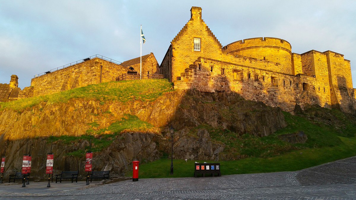Splendid sundown over <a href="/edinburghcastle/">Edinburgh Castle</a> #thisisedinburgh