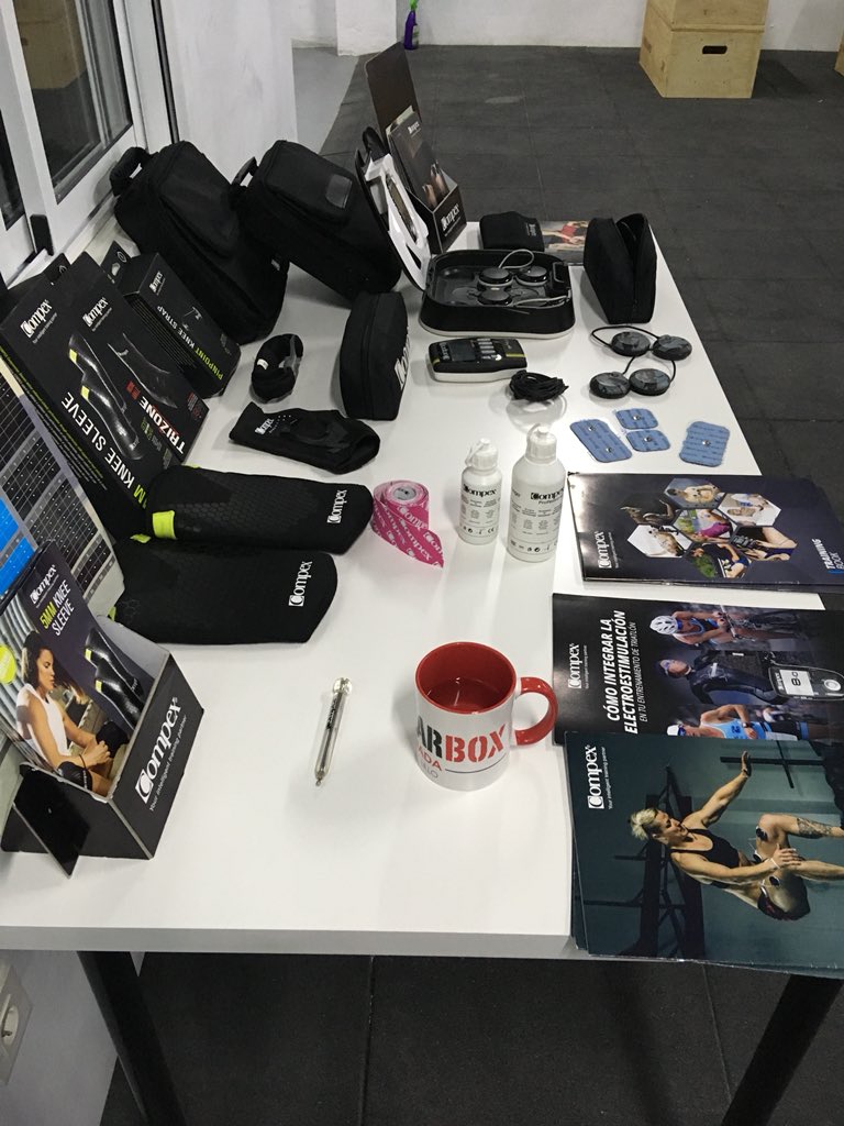 Antonio_Compex's tweet photo. Gracias #singularbox #granada. Un Box 🔝 para un divertido clinic con #compex 💪🏼⚡️ https://t.co/1gLHFP1EWN