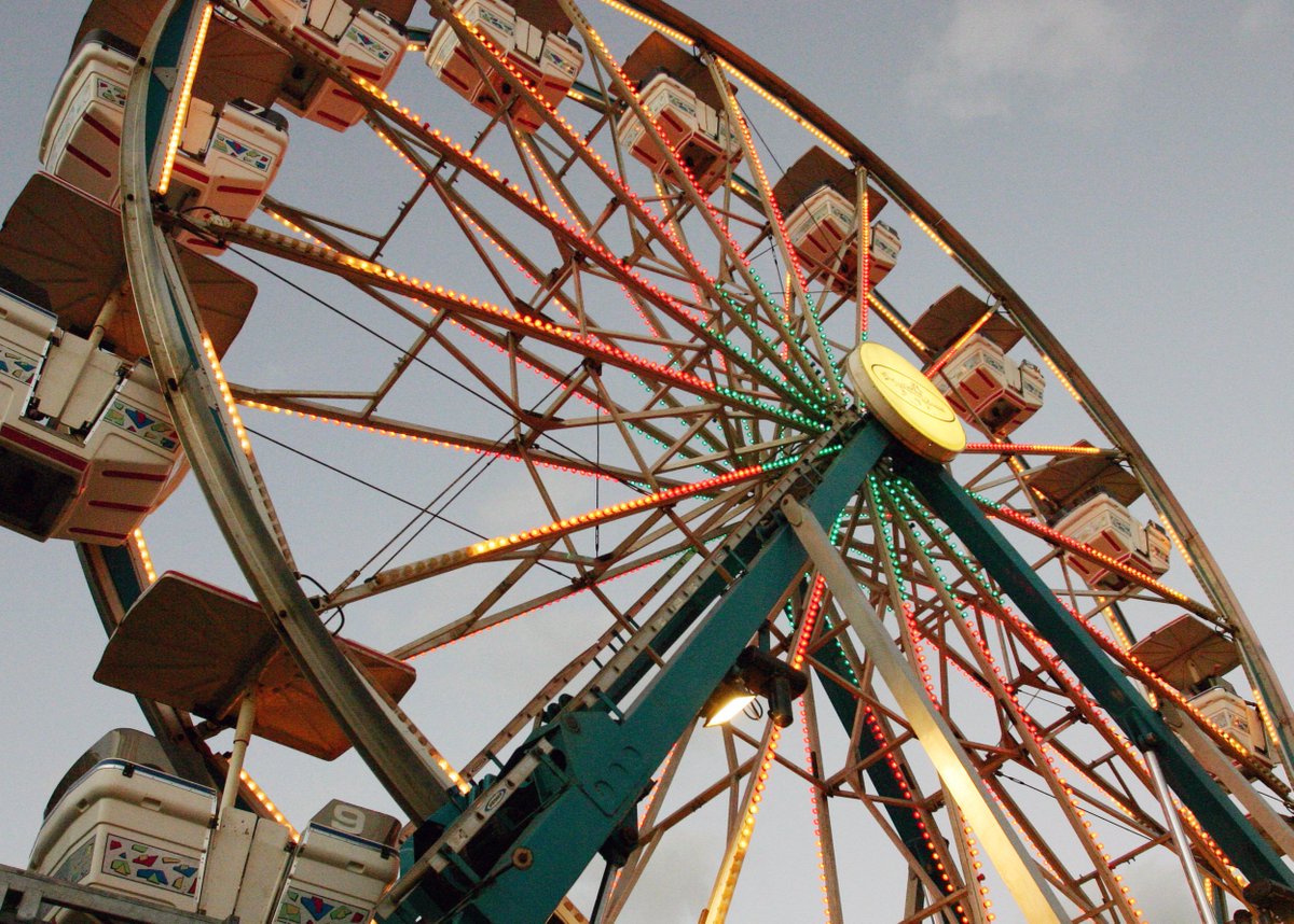 AlohaStadiumHI's tweet photo. The big wheel is going up that can only mean one thing #50thstatefair #comingsoon #summer #carnivaltime https://t.co/jk6I1lpFnY