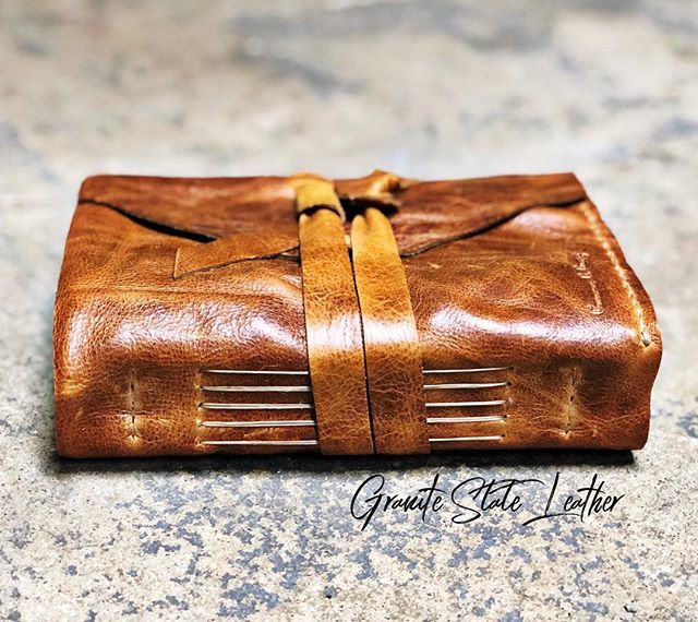 leatherjournals's tweet photo. We’re in love with this envelope style journal in fiery #rustybrown 😍. Available for purchase in our Etsy Shop. Link in bio. 🙌
*
*
*
*
*
#📚 #journal #leatherjournal #boundbyhand #handmade #poetry #writer #vintagejournal #writing #etsyseller #etsyshop… https://t.co/mnBjqraA8i https://t.co/egTFgVHDYB