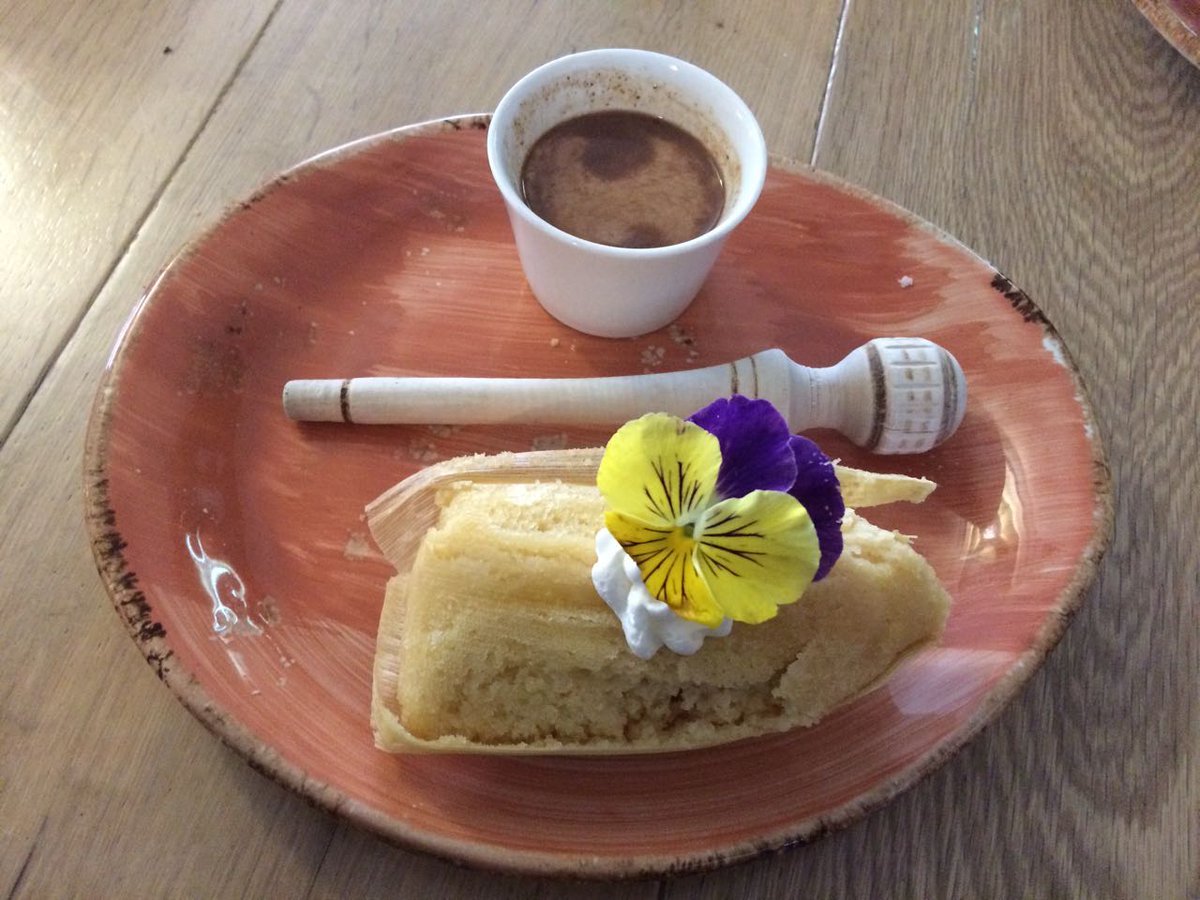 FoodandTravelMX's tweet photo. Los postres son otra de las pasiones de la chef Rosario Caballero de @besodesalmx. Nos presumió el toque de la abuelita, un tamal canario, dulce y esponjocito; y la tacita de elote, pan de elote con leche de vainilla. ¡Una buena forma de terminar el día! https://t.co/pbLcVVbZLD
