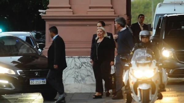 clarincom's tweet photo. Elisa Carrió: "Yo le avisé a Macri, intuía lo que podía pasarle con el aumento de tarifas" https://t.co/Tq6l1WmaxZ https://t.co/rjBEATLq6h