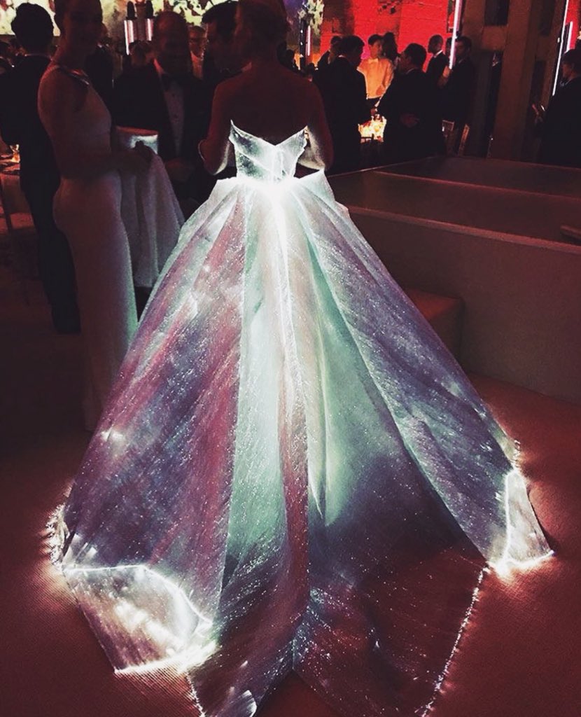 Smokedturkeyy's tweet photo. We shouldn’t forget to mention MetGala’s masterpiece Claire Danes’s iconic #MetGala dress in 2016 💖✨ https://t.co/q94IJ1AGuP