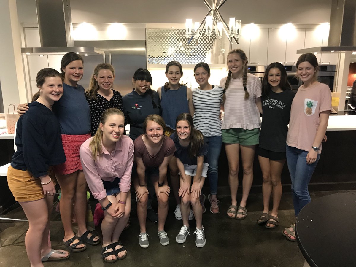 CookTimeRemmi's tweet image. What’s a better way to end the day than a birthday celebration? Happy Birthday, Emma and I hope you all had a fun time! #RemmiCooks #EmmaCooksWithFriends