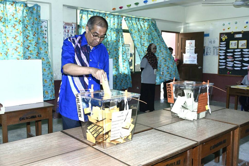 sec_press's tweet photo. Menteri Komunikasi &amp; Multimedia serta calon BN P 169 Datuk Seri Dr @sallehsaid serta isteri Datuk Raya Erom mengundi di SJK(C) Chung Hwa, Kota Belud. Pix @JapenSabah @KotaBeludtweet @japenkotabelud https://t.co/3fEAhZI3Uk